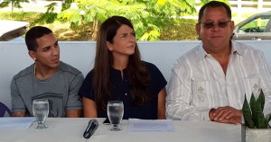 Emmanuel Rodriguez, Zaidi Guzmán, directora de proyectos especiales de la empresa Ifco y el alcalde de Dorado, Carlos López