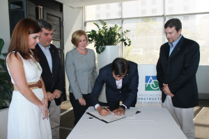 Ing. Malu Blázquez y Arq. Ricardo Álvarez-Díaz junto a la Junta Directiva de la ACPR, firman el acuerdo de colaboración