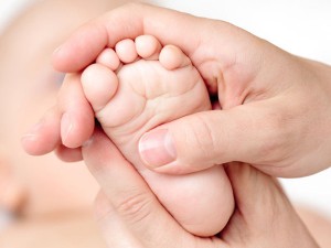 masajes-de-pies-para-el-bebe_reference