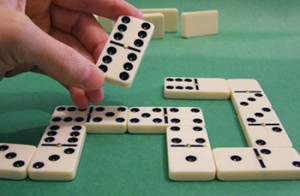 jugar-domino-juegos-de-mesa-domino